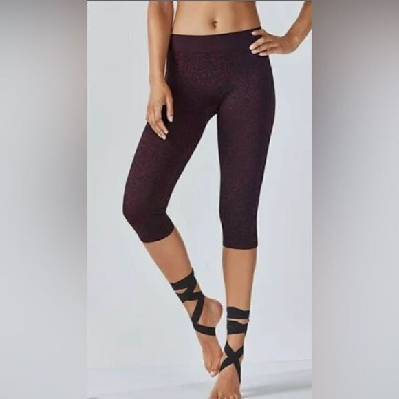 Fabletics Seamless Printed Capri L Large Purple Stretch Knit Yoga Fitness - Picture 1 of 7